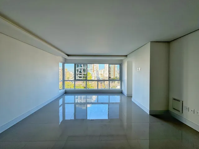 Sala de estar com grande janela de vista para a cidade.