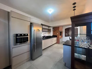 Foto de uma cozinha moderna com armários e eletrodomésticos em aço inoxidável.