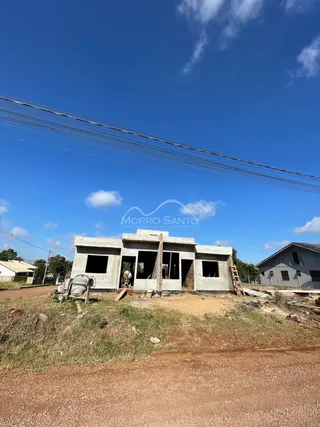 Fachada de uma construção em estágio inicial em Lajeado, Brasil.