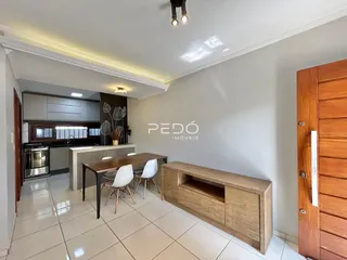 Ambiente interno de uma sala de jantar com cozinha em Lajeado.