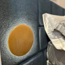 Detalhe de uma superfície texturizada em um ambiente residencial.