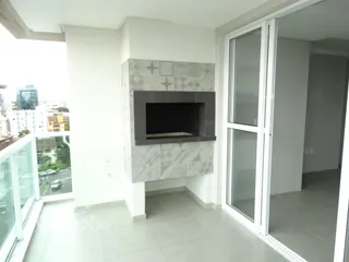 Sala de estar com parede de lareira e portas de vidro que dão para a vista.