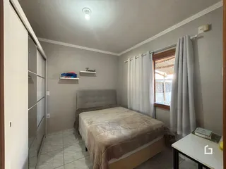 Quarto com cama e armário em ambiente interno.