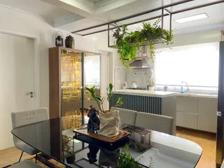 Ambiente interno com cozinha e sala de jantar em um apartamento em Lajeado, Brasil.