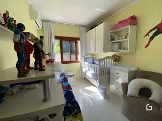 Quarto interno com cama e ar-condicionado em uma residência.