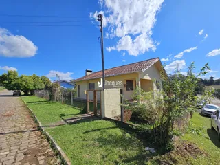 Fachada de uma residência em Lajeado, Brasil, com jardim e cerca.