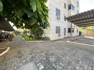 Vista externa do pátio pavimentado de uma residência em Lajeado.