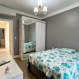 Quarto com cama e espelho em um imóvel.