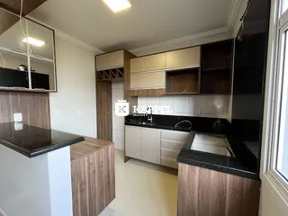 Cozinha moderna com armários de madeira e bancadas escuras.