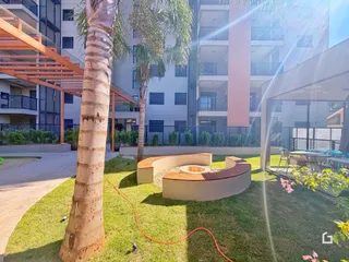 Vista do jardim externo com gramado e paisagismo em Lajeado.