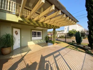 Fachada de uma casa em Lajeado, Brasil, mostrando uma área coberta externa.