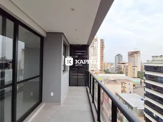 Vista da varanda com paisagem urbana.