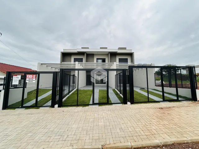 Fachada de uma casa moderna com cerca e jardim em Lajeado, Brasil.