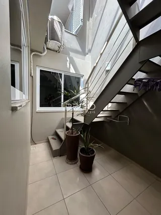 Hall com escada e janela em uma propriedade.