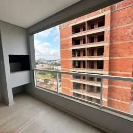 Vista externa de um apartamento com vista para o horizonte através de uma sacada.