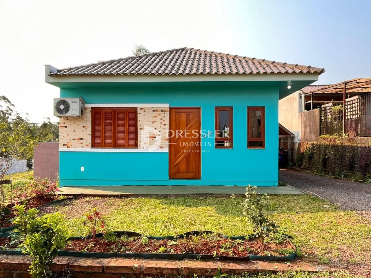 Fachada de uma casa azul com revestimento de tijolo na Lajeado, Brasil.