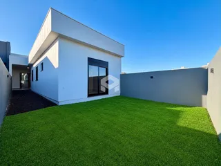 Fachada de uma casa moderna com jardim gramado em Lajeado, Brasil.