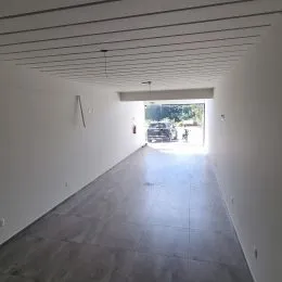 Foto de um corredor interno com forro de gesso.