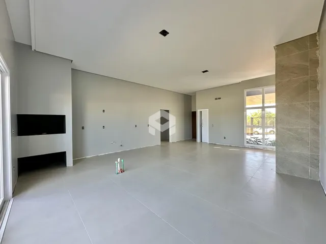 Ambiente interno amplo e vazio de uma residência em Lajeado.