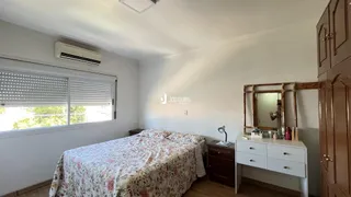 Foto de um quarto com cama e janela em uma residência.
