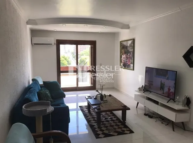 Sala de estar com janela e televisão em um imóvel no Brasil.