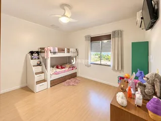 Quarto com cama e armário de madeira em um imóvel.