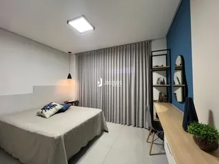 Quarto com cama e cortinas em ambiente claro.