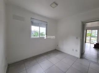 Uma sala interna com paredes brancas e piso de cerâmica.