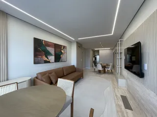 Ambiente moderno de sala de estar e jantar em imóvel no Brasil.