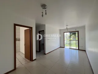 Vista de um corredor interno com portas de madeira em uma residência.