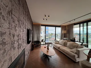 Sala de estar moderna com vista para a cidade.
