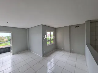 Imagem de uma área interna com piso de cerâmica branca.