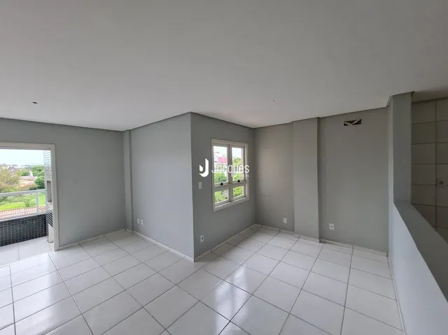 Imagem de uma área interna com piso de cerâmica branca.