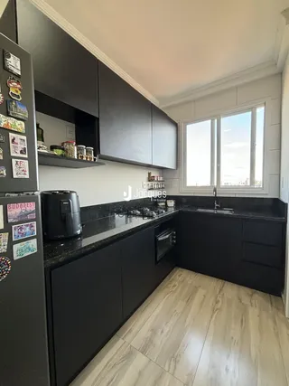 Foto de uma cozinha moderna com armários escuros e bancadas escuras.