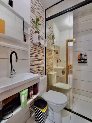 Foto de um banheiro moderno com revestimento de madeira e azulejos brancos.