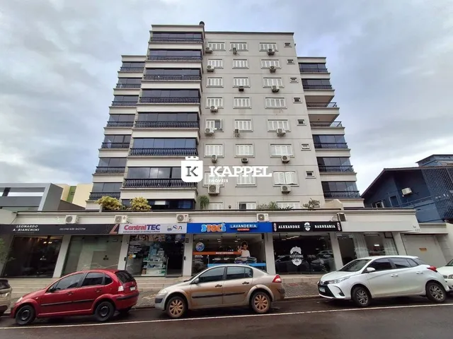 Fachada de um prédio residencial em Lajeado, Brasil, com lojas no térreo.