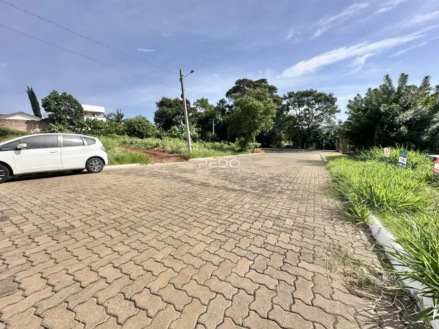 Vista da entrada pavimentada de uma propriedade em Lajeado.