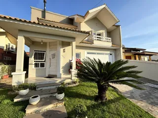 Fachada de uma casa residencial em Lajeado, Brasil, com jardim frontal.