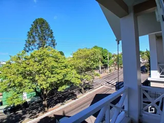 Vista da fachada de uma propriedade em Lajeado, Brasil, com árvores e uma rua.