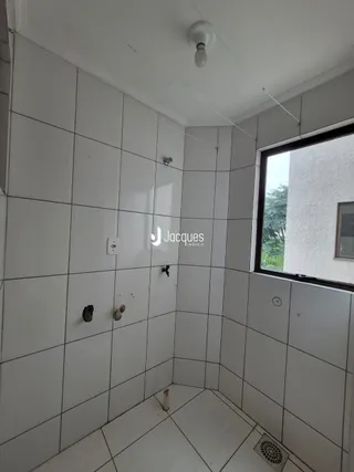 Quarto com revestimento cerâmico nas paredes