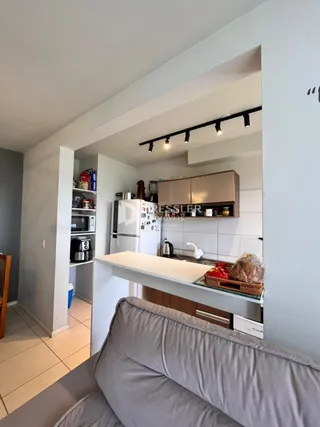 Sala de estar com decoração moderna e armários embutidos.