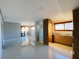 Sala de estar com piso claro e paredes brancas.