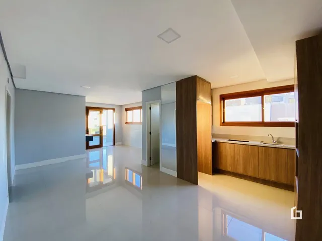 Sala de estar com piso claro e paredes brancas.