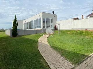 Fachada de uma casa moderna com jardim e calçada.