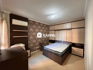 Este é um quarto com cama de casal e armário em um apartamento.