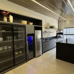 Armários escuros e geladeira em uma cozinha.