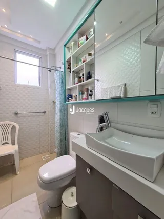 Foto de um banheiro moderno com revestimento branco.
