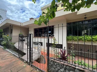 Fachada de uma residência com cerca de ferro e jardim em Lajeado, Brasil.