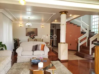Sala de estar com sofá e decoração em ambiente residencial.