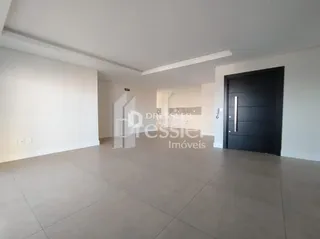 Ambiente interno de uma sala de estar com piso de cerâmica clara.